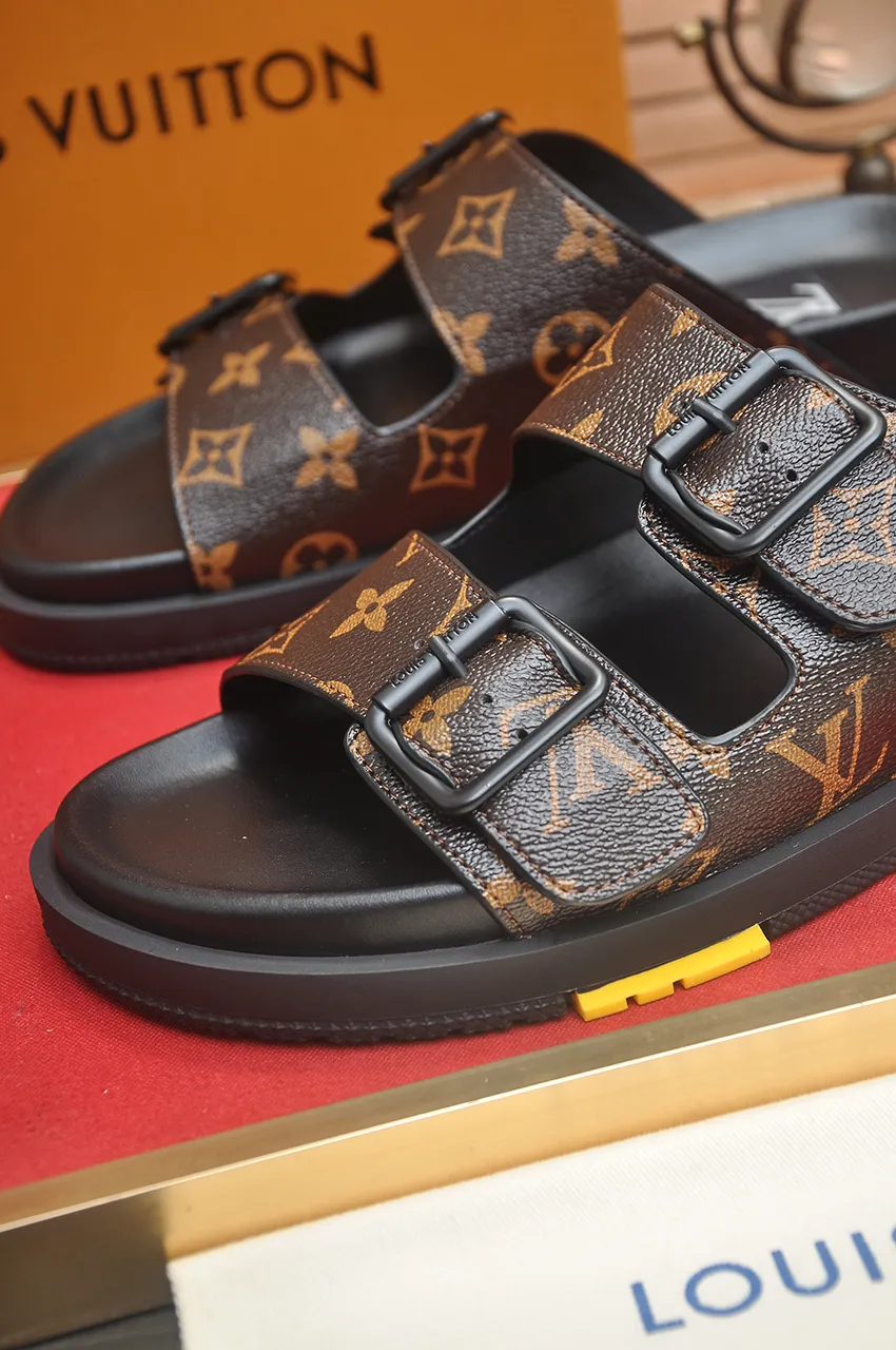 Men's shoes 💰400💶 [Louis Vuitton LV slippers] (high-end cowhide) counter 1:1 fashion style, a must-have for summer! The designer used LV’s iconic outsole. The original simple slippers instantly become fashionable! The upper is made of flexible special cowhide leather straps alternately, and the workmanship is exquisite! A must-have for stylish men in summer, size 38-45 (45 customized)